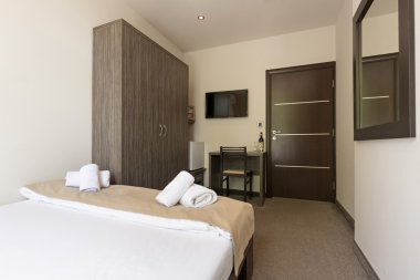 Lüks bir otel odasının içinde.