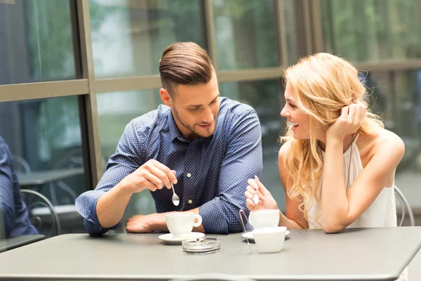 Nádherný pár s kávou na rande — Stock fotografie