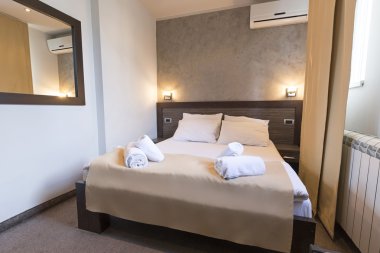 Lüks bir otel odasının içinde.