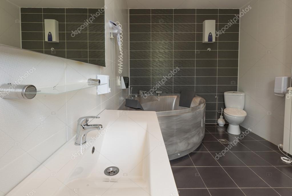 Hotell badrum med hydromassage badkar — stockfotografi © rilueda ...