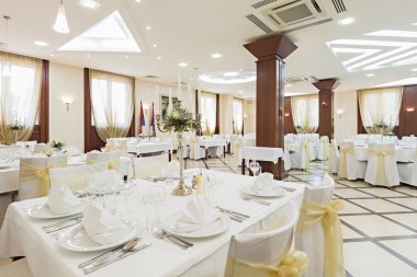 Düğün salonu veya diğer işlevi tesis şık bir akşam yemeği için ayarla