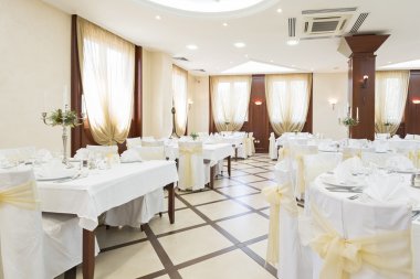 Düğün salonu veya diğer işlevi tesis şık bir akşam yemeği için ayarla