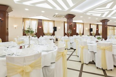 Düğün salonu veya diğer işlevi tesis şık bir akşam yemeği için ayarla