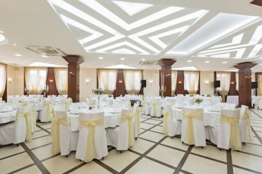 Düğün salonu veya diğer işlevi tesis şık bir akşam yemeği için ayarla