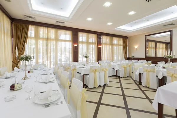 Salón de bodas u otro conjunto de instalaciones de función para cenar bien — Foto de Stock