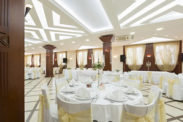 Salón de bodas u otro conjunto de instalaciones de función para cenar bien —  Fotos de Stock