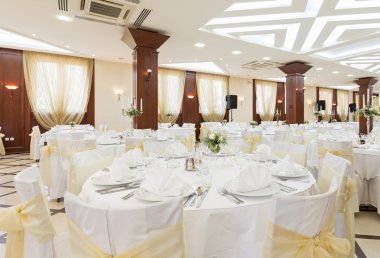 Düğün salonu veya diğer işlevi tesis şık bir akşam yemeği için ayarla 