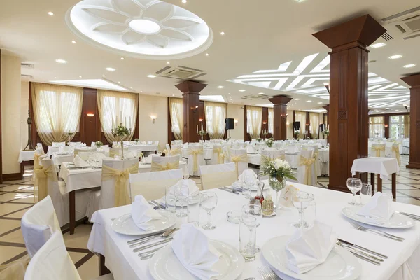 Salón de bodas u otro conjunto de instalaciones de función para cenar bien —  Fotos de Stock