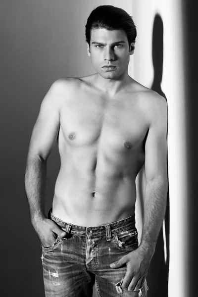 Shirtless muscular homem em jeans em preto e branco — Fotografia de Stock