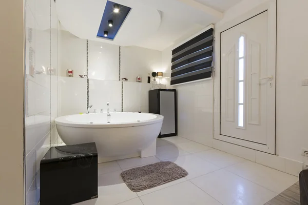 Hôtel salle de bain avec baignoire jacuzzi — Photo