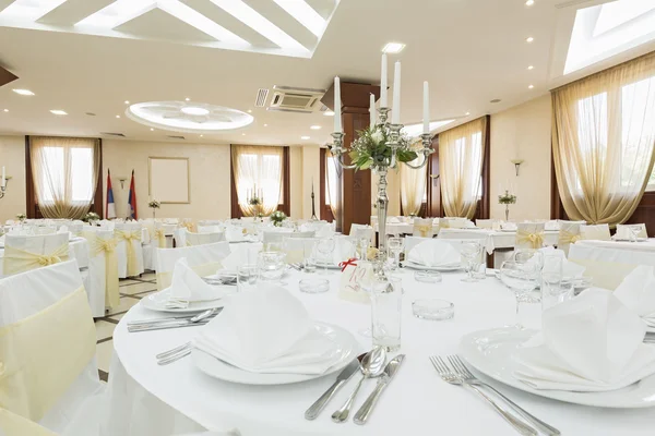 Sala per matrimoni o altro set di funzioni per pranzi e cene raffinati — Foto Stock