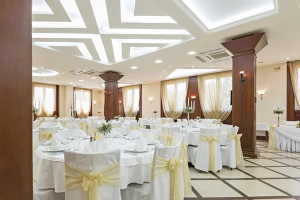 Salón de bodas u otro conjunto de instalaciones de función para cenar bien — Foto de Stock