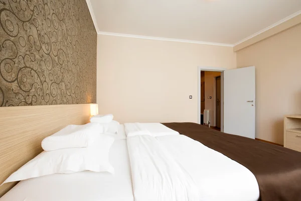 Moderno elegante hotel dormitorio interior —  Fotos de Stock