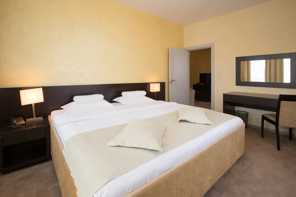 Moderno elegante camera da letto dell'hotel interno — Foto Stock