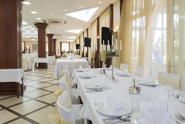 Salón de bodas u otro conjunto de instalaciones de función para cenar bien —  Fotos de Stock