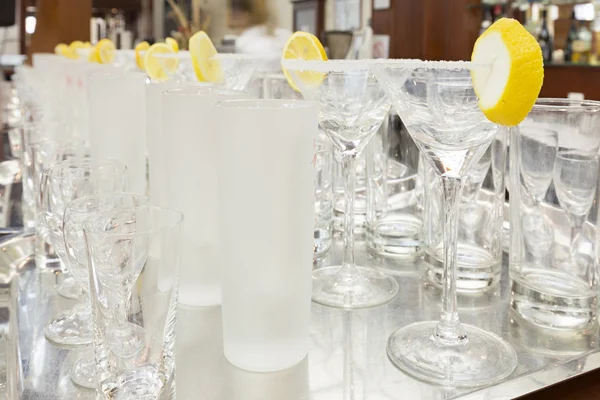 Tomma glas i restaurang redo att serveras med vätska — Stockfoto