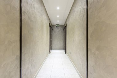 Zarif otel binası koridorunda