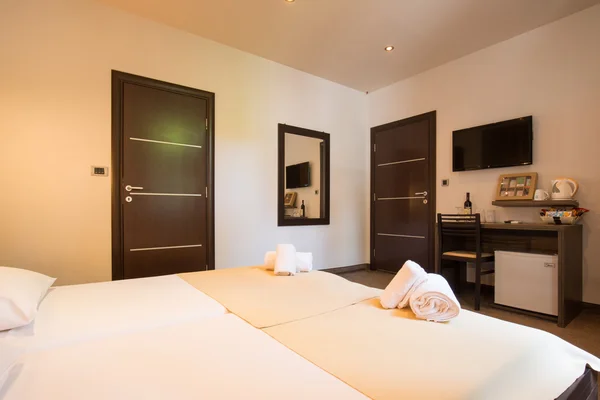 Современный красивый интерьер спальни отеля — стоковое фото