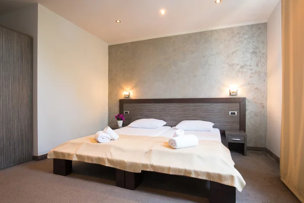 Hotel standart kamer. moderne slaapkamer met witte kussens ... Hotel standart kamer. moderne slaapkamer met witte kussens ...