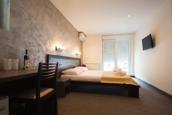 现代的美丽酒店卧室室内设计 — 图库照片