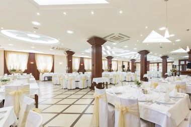 Düğün salonu veya diğer işlevi tesis şık bir akşam yemeği için ayarla