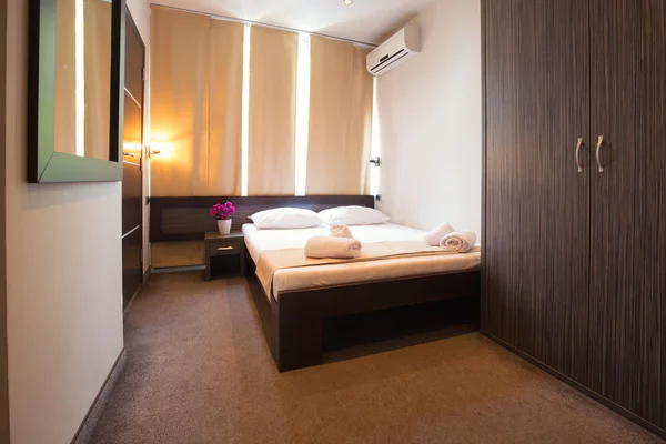 モダンな美しいホテルの寝室のインテリア — ストック写真