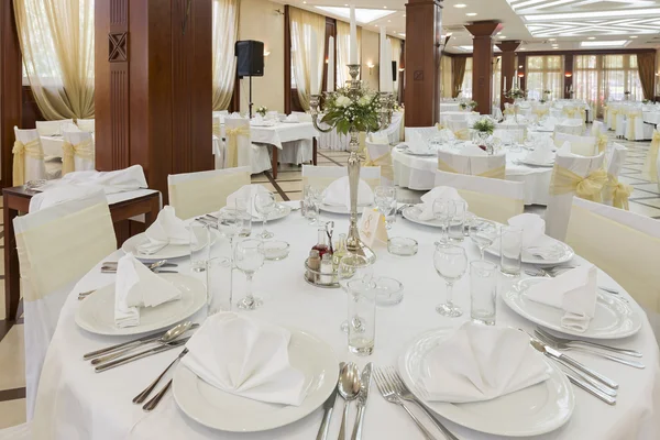 Salón de bodas u otro conjunto de instalaciones de función para cenar bien —  Fotos de Stock