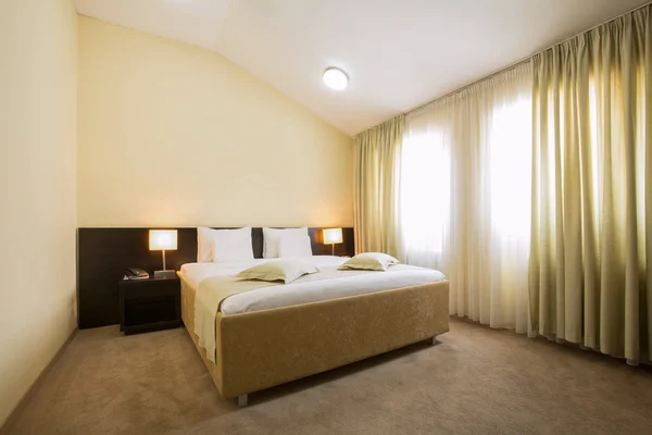 Moderno elegante camera da letto dell'hotel interno — Foto Stock