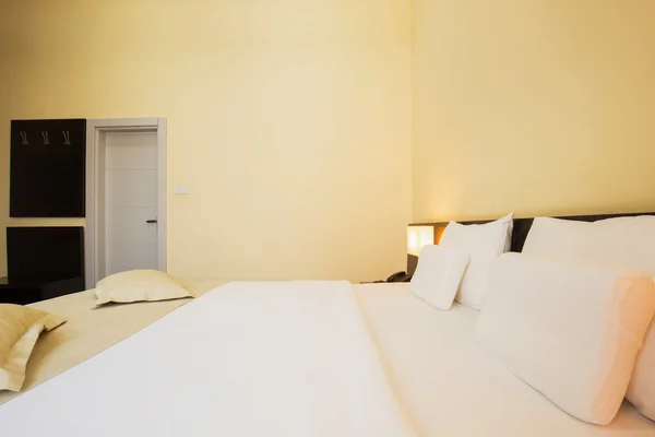 Moderno elegante hotel dormitorio interior — Foto de Stock