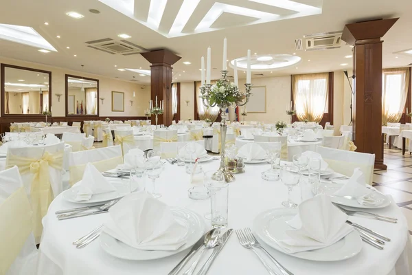 Salón de bodas u otro conjunto de instalaciones de función para cenar bien —  Fotos de Stock