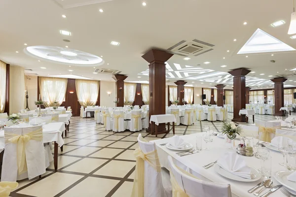 Salón de bodas u otro conjunto de instalaciones de función para cenar bien —  Fotos de Stock