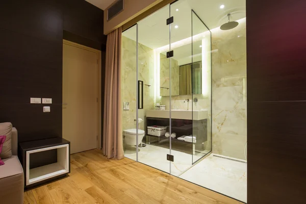 Ванная комната в современном люксовом номере отеля — стоковое фото
