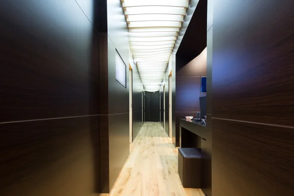 Современный коридор здания гостиницы — стоковое фото