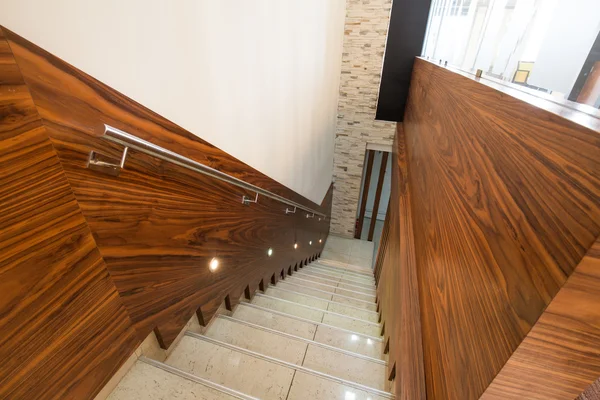 Treppe in einem modernen, eleganten Gebäude — Stockfoto