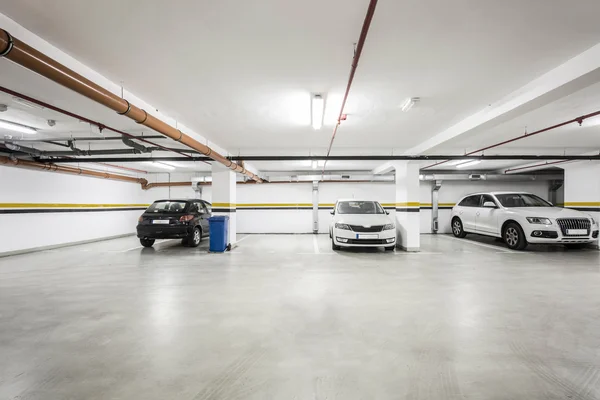 Parking souterrain, intérieur avec quelques voitures garées . — Photo