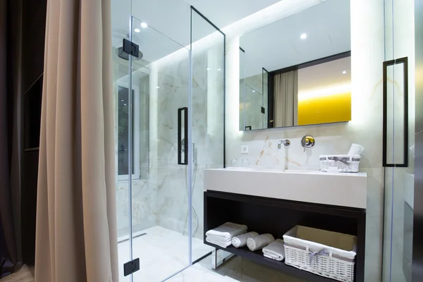 Сучасний розкішний готель інтер'єр ванної кімнати — стокове фото