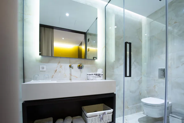Moderno hotel de luxo casa de banho interior — Fotografia de Stock