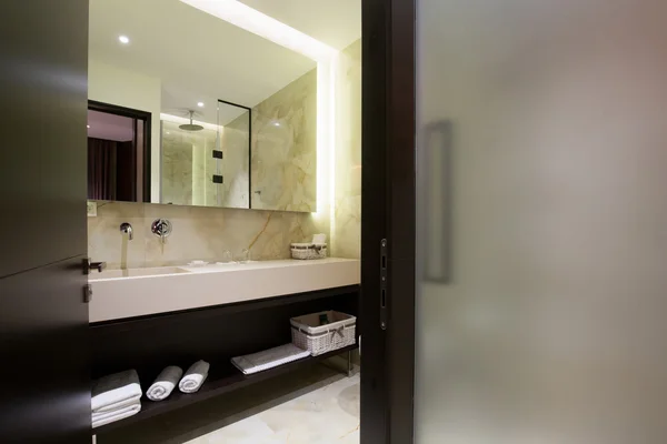 Modern luxury hotel bathroom interior — Stock Photo, Image