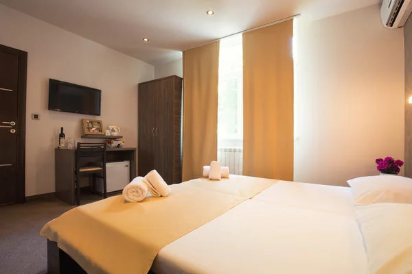 Modern güzel otel yatak odası iç — Stok fotoğraf