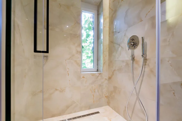 Exclusivo moderno baño interior blanco con ducha de vidrio — Foto de Stock