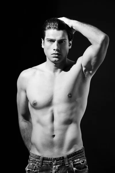 Hemdloser muskulöser Mann in Jeans in schwarz und weiß — Stockfoto