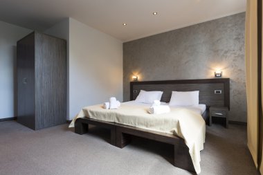 Lüks bir otel odasının içinde.