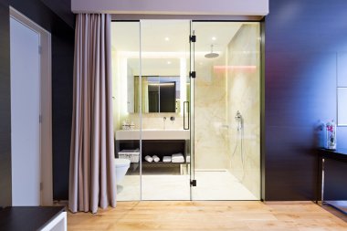 İç duş ile modern otel odası