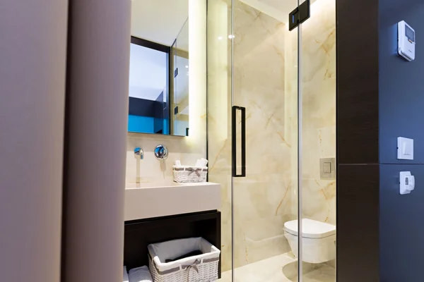 独家现代白色浴室内有玻璃淋浴 — 图库照片