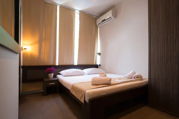 Modern güzel otel yatak odası iç — Stok fotoğraf