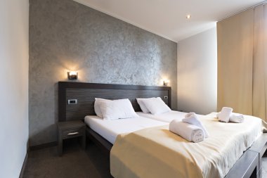 Lüks bir otel odasının içinde.