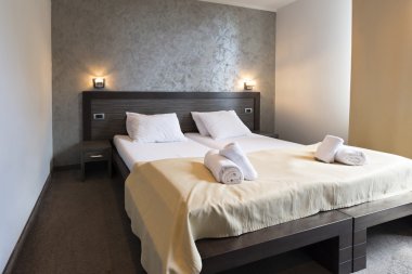 Lüks bir otel odasının içinde.