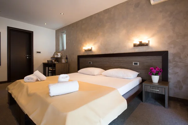 Moderno hermoso hotel dormitorio interior — Foto de Stock