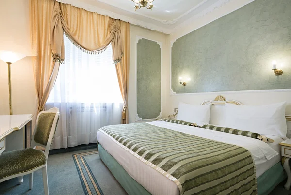 Intérieur de la chambre d'hôtel lit double de luxe — Photo