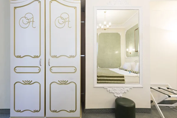 Interiören i en vit hotellkorridoren med garderob — Stockfoto